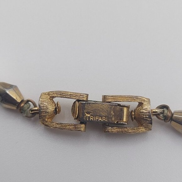 Signed Crown Trifari Rare Milk Glass Lariat Necklace Rare design on beads - Picture 3 of 7